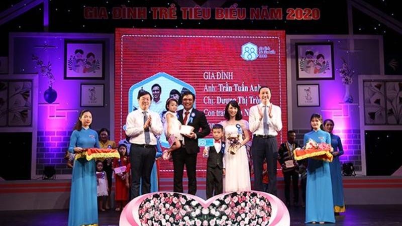 Ông Lê Quốc Phong, Ủy viên dự khuyết Trung ương Đảng, Bí thư thứ nhất Trung ương Đoàn và ông Phùng Khánh Tài, Phó Chủ tịch Ủy ban Trung ương MTTQ Việt Nam trao kỷ niệm chương cho các gia đình trẻ tiêu biểu