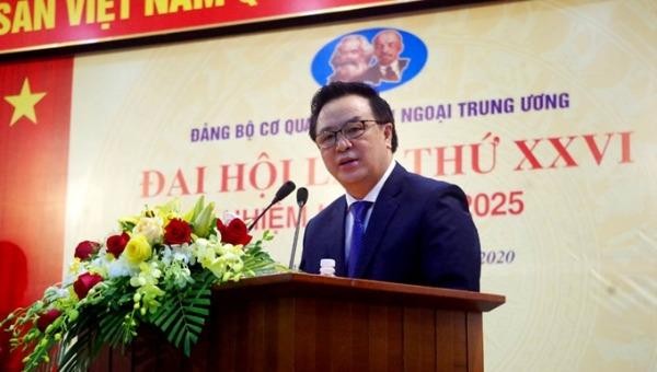 Ông Hoàng Bình Quân -  Ủy viên Trung ương Đảng, Trưởng Ban Đối ngoại Trung ương  phát biểu tại Đại hội.