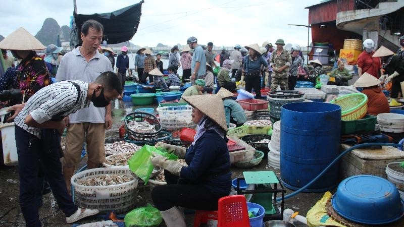 Mua bán hải sản tại chợ Bến Do. Ảnh: Khánh Nam