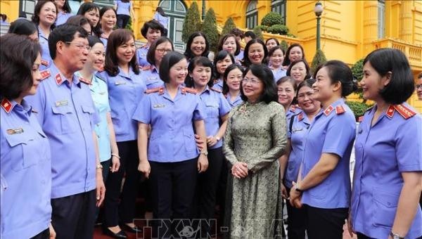 Phó Chủ tịch nước Đặng Thị Ngọc Thịnh với các đại biểu và nữ công chức tiêu biểu ngành kiểm sát nhân dân.