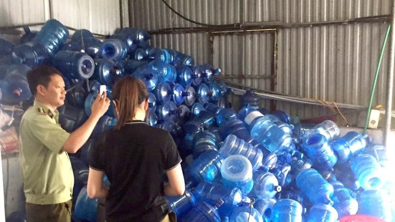 Lực lượng Quản lý thị trường Hải Phòng phát hiện kiểm tra xử lý cơ sở sản xuất nước uống không đảm bảo tại địa bàn huyện An Lão