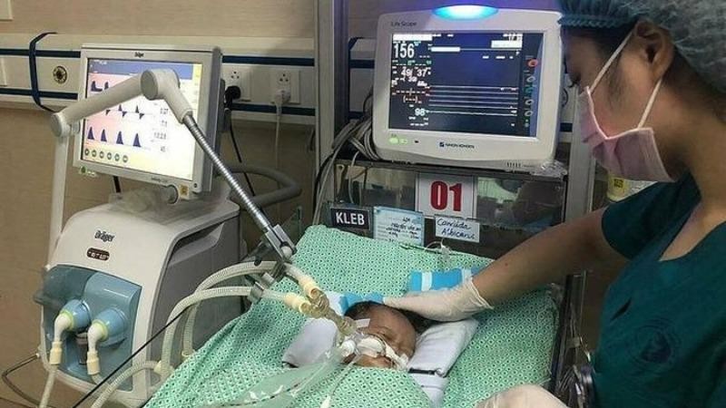 Sau 20 ngày điều trị tích cực, bé Nguyễn Văn An đã tử vong do sốc nhiễm khuẩn nặng. 