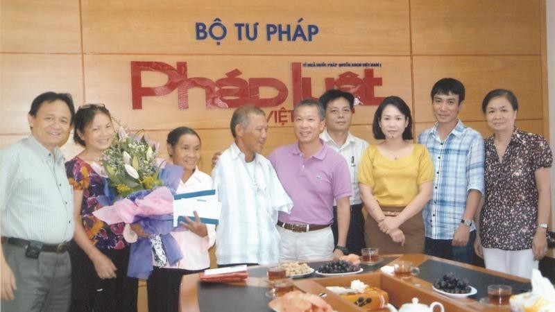 TS Đào Văn Hội, Tổng Biên tập Báo PLVN  trao quà cho gia đình ông Hoa Xuân Tứ tại trụ sở Báo PLVN.