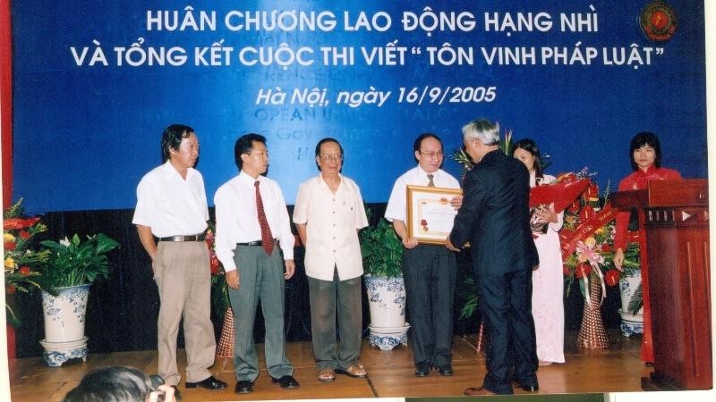 Đúng dịp kỷ niệm 20 năm ngày ra số báo đầu tiên, Báo PLVN đã vinh dự  đón nhận Huân chương Lao động hạng Nhì.