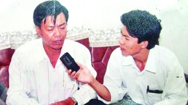 Nhà báo Đăng Bình (khi là phóng viên Báo PLVN) tác nghiệp trong loạt bài minh oan cho anh Bùi Minh Hải năm 1999.