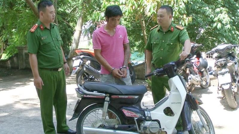 Lực lượng Công an bắt giữ đối tượng Hà Văn Duẩn. Ảnh Công an tỉnh Thanh Hóa.