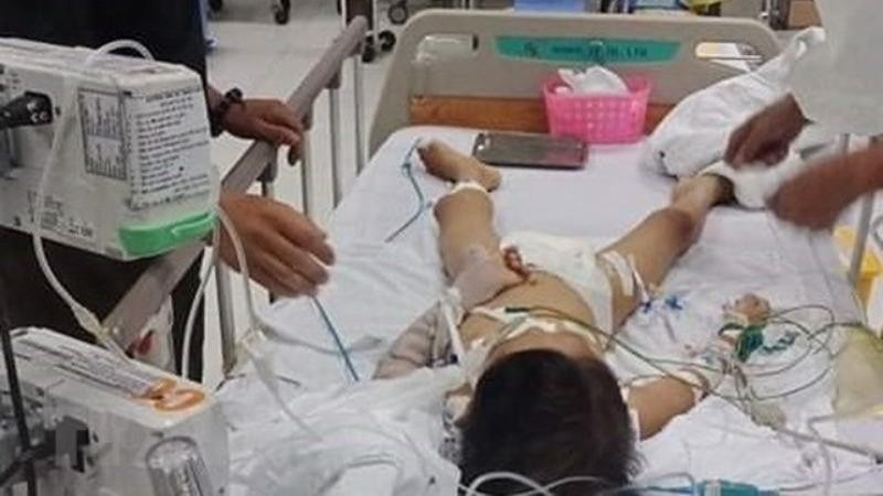 Bé Công được cấp cứu tại bệnh viện Nhi Đồng 2 trong tình trạng hôn mê sâu, nguy kịch.