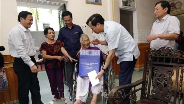 Bộ trưởng Bộ Lao động - Thương binh và Xã hội Đào Ngọc Dung thăm, tặng quà Bà mẹ Việt Nam Anh hùng tại Quảng Trị. Ảnh: TTXVN.