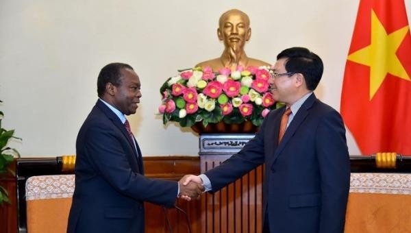 Phó Thủ tướng, Bộ trưởng Ngoại giao Phạm Bình Minh tiếp Đại sứ Angola tại Việt Nam Agostinho Andre de Carvalho Fernandes.