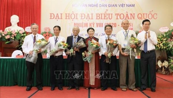 Trưởng ban Tuyên gióa Trung ương Võ Văn Thưởng tặng hoa cho các Ủy viên Ban Chấp hành nhiệm kỳ VII (2015-2020).