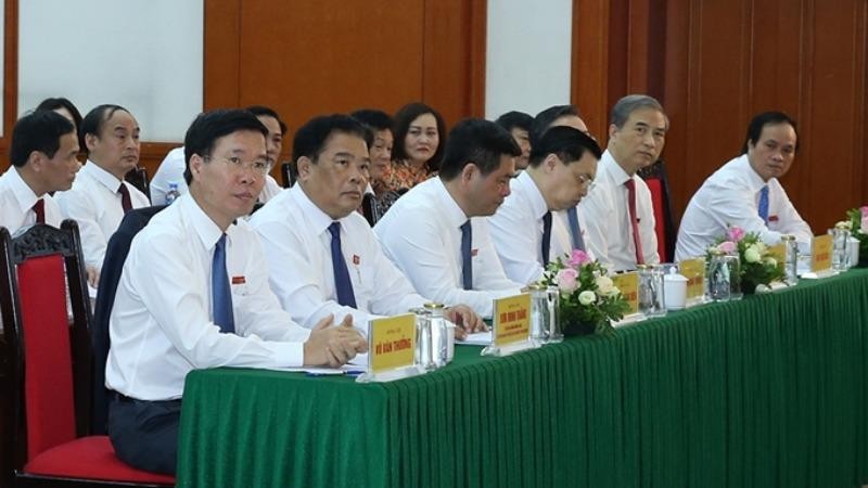 Ông Võ Văn Thưởng (người đầu tiên từ trái sang), Ủy viên Bộ Chính trị, Bí thư Trung ương Đảng, Trưởng ban Tuyên giáo Trung ương cùng các đại biểu dự Đại hội.