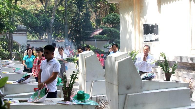Cán bộ, phóng viên Báo PLVN hàng năm đều đến dâng hương tại Khu di tích đặc biệt Ngã ba Đồng Lộc. 