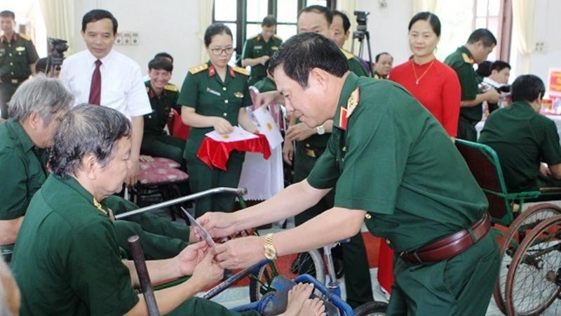 Trung tướng Nguyễn Tân Cương tặng quà các thương binh, bệnh binh tại Trung tâm Điều dưỡng thương binh Duy Tiên