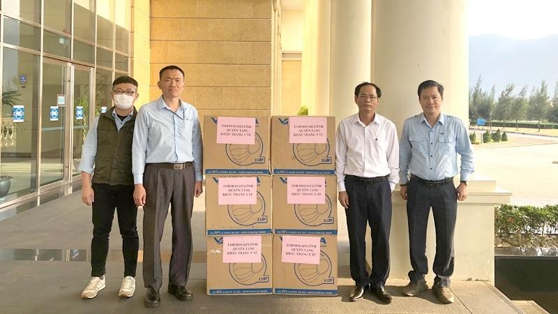 Đại diện Công ty Formosa Hà Tĩnh quyên tặng khẩu trang y tế phòng, chống Covid-19.