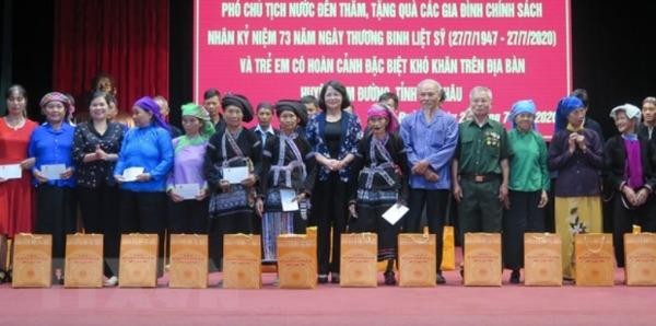 Phó Chủ tịch nước Đặng Thị Ngọc Thịnh tặng quà cho 30 hộ gia đình chính sách tại huyện Tam Đường (Lai Châu). (Ảnh: Việt Hoàng/TTXVN).