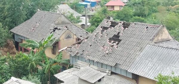 Trận động đất có độ lớn 5,3 khiến mái nhà dân ở xã Tân Lập, huyện Mộc Châu, tỉnh Sơn La bị sập. Ảnh Tuổi trẻ.