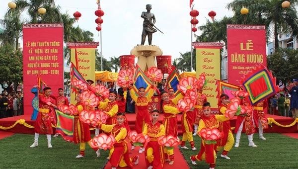 Lễ dâng hương tại tượng đài Anh hùng dân tộc Nguyễn Trung Trực. Ảnh: Báo Văn Hóa.