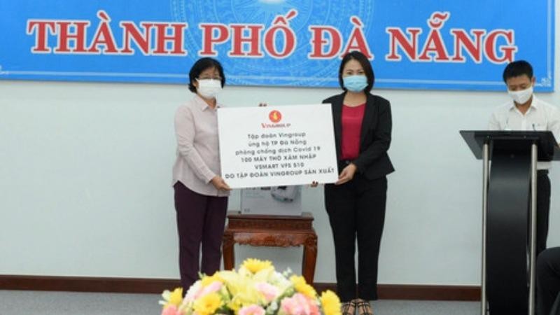 Đại diện Tập đoàn Vingroup (phải) trao tấm bảng biểu trưng tặng 100 máy thở và hỗ trợ nhân lực, thiết bị y tế để phòng chống dịch bệnh Covid-19 tại Đà Nẵng