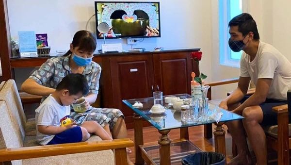 Gia đình một du khách mắc kẹt ở Đà Nẵng được hỗ trợ ăn ở.