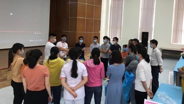 Cán bộ y tế được tập huấn trước khi vào chi viện cho các tỉnh Thừa Thiên Huế và Quảng Nam.