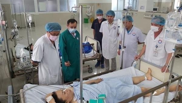 Các bác sĩ thăm khám tình hình bệnh các nạn nhân vụ lật xe ở Quảng Bình. Ảnh: TTXVN