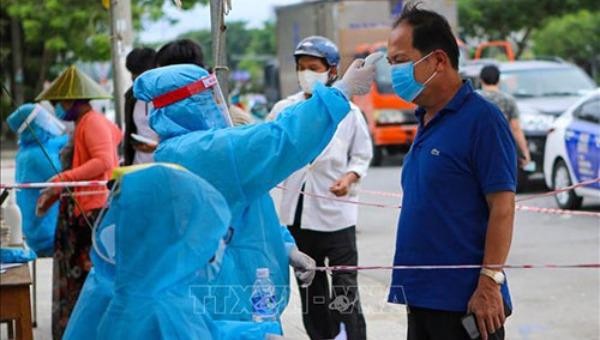 Đo thân nhiệt người dân tại chốt kiểm tra dịch bệnh tại TP Đà Nẵng.