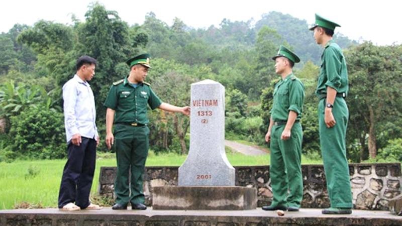 Cán bộ, chiến sĩ Đồn Biên phòng cửa khẩu Hoành Mô, Quảng Ninh tuyên truyền, vận động người dân tích cực tham gia bảo vệ  an ninh biên giới