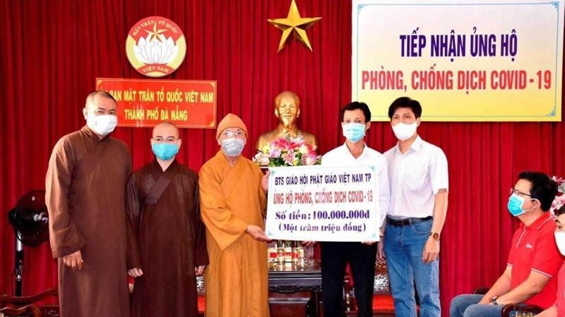 Đại diện Giáo hội Phật giáo Việt Nam TP Đà Nẵng trao tiền ủng hộ phòng, chống dịch Covid-19 cho Ủy ban MTTQ Việt Nam TP Đà Nẵng tháng 4/2020