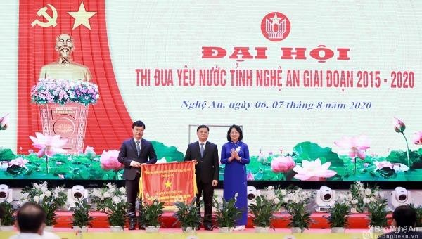 Phó Chủ tịch nước Đặng Thị Ngọc Thịnh trao tặng Cờ Thi đua của Chính phủ cho tỉnh Nghệ An.