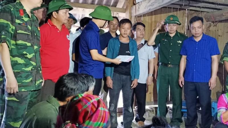 Lãnh đạo huyện Hoàng Su Phì đến động viên, hỗ trợ gia đình nạn nhân. Ảnh Vietnamnet.