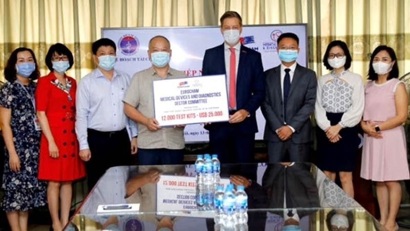 Đại diện EuroCham trao tets xét nghiệm Anti-SARS-CoV-2 cho đại diện Bộ Y tế Việt Nam.