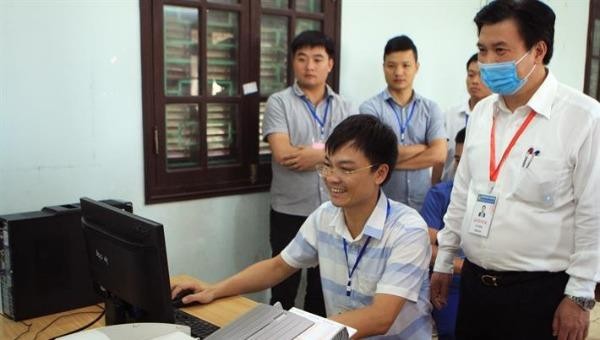 Thứ trưởng Nguyễn Hữu Độ kiểm tra máy quét bài thi tại Hội đồng thi Sở GDĐT tỉnh Nam Định.