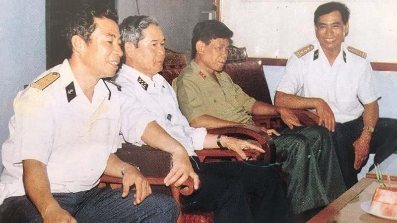 Trung tướng Lê Khả Phiêu nói chuyện biển, đảo với Ban Chỉ huy Lữ đoàn 171 mùa Thu năm 1995, nhân dịp ông đến thăm. (ảnh Mai Thắng).