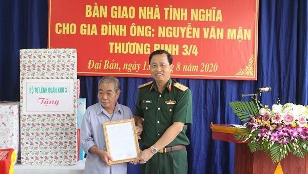 Thiếu tướng Nguyễn Đức Dũng – Phó Tư lệnh Quân khu trao Quyết định tặng nhà tình nghĩa cho thương binh Nguyễn Văn Mận.
