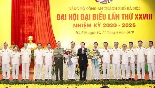 Lãnh đạo Hà Nội, Bộ Công an tặng hoa chúc mừng Ban Chấp hành Đảng bộ Công an thành phố Hà Nội nhiệm kỳ 2020-2025.