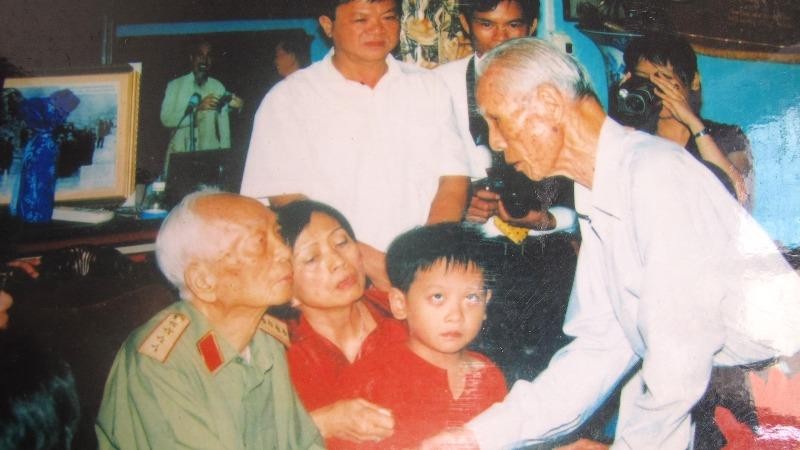 Cụ Nguyễn Văn Tứ vinh dự được gặp Đại tướng Võ Nguyên Giáp tại nhà riêng.   