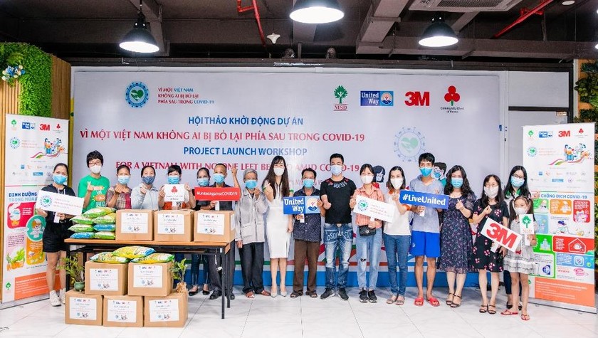 Đại diện các gia đình ở Hà Nội nhận hỗ trợ.
