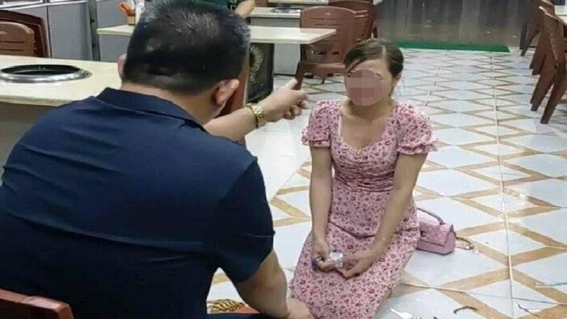 Hình ảnh cô gái trẻ bị bắt quỳ, xin lỗi được lan truyền trên mạng xã hội.