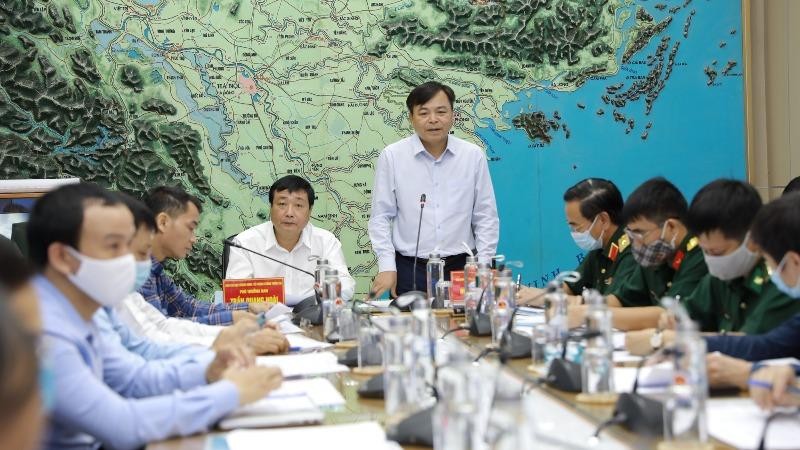 Thứ trưởng Bộ NN&PTNT Nguyễn Hoàng Hiệp chỉ đạo cuộc họp.