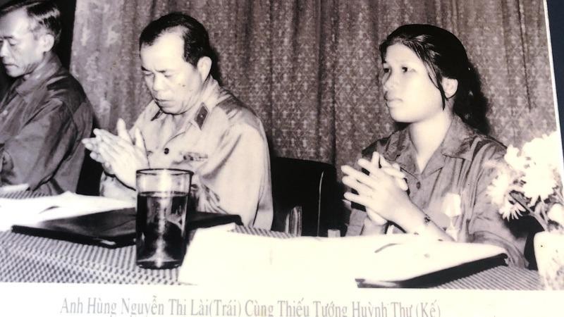 Anh hùng Nguyễn Thị Lài tham gia Chủ tịch Đoàn Đại hội tuyên dương Anh hùng các lực lượng An ninh miền Nam năm 1976