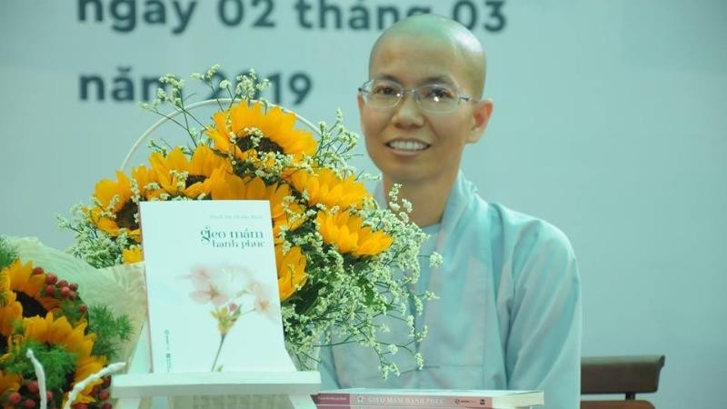Sư cô Thích nữ Nhuận Bình tại buổi ra mắt sách Gieo mầm hạnh phúc - nguồn ảnh Giacngo online.