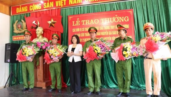 Chủ tịch tỉnh Bắc Ninh Nguyễn Hương Giang thưởng nóng Công an tỉnh Bắc Ninh.