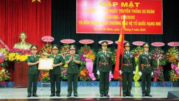 Thiếu tướng Phạm Xuân Thuyết trao Huân chương Bảo vệ Tổ quốc Hạng Nhì cho Sư đoàn 9.