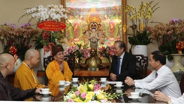 Phó Thủ tướng Thường trực Trương Hoà Bình chúc mừng Hòa thượng Thích Đức Nghiệp, Phó Pháp chủ Hội đồng Chứng minh Giáo hội Phật giáo Việt Nam.
