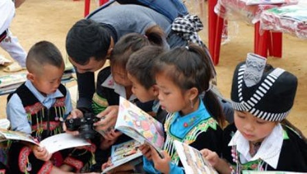 Dự án “1001 thư viện đến vùng cao” mang sách tới trẻ em.