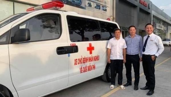 Ông Đoàn Ngọc Hải và chiếc xe cứu thương ông bỏ tiền túi mua để chở bệnh nhân nghèo về quê miễn phí.