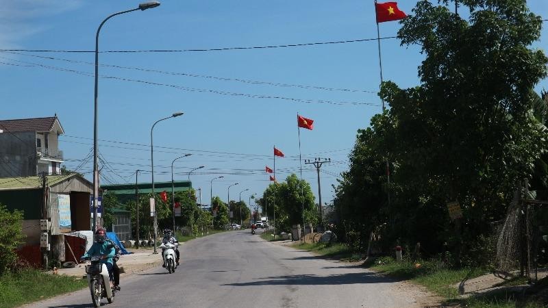 Những con đường rợp cờ đỏ sao vàng tại xã Hưng Tân.
