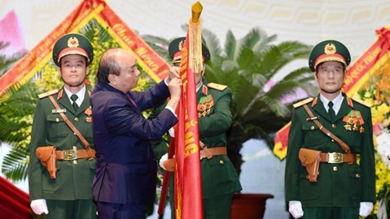 Thủ tướng Chính phủ Nguyễn Xuân Phúc gắn Huân chương Bảo vệ Tổ quốc hạng Nhất lên Quân kỳ Quyết thắng của BTTM.