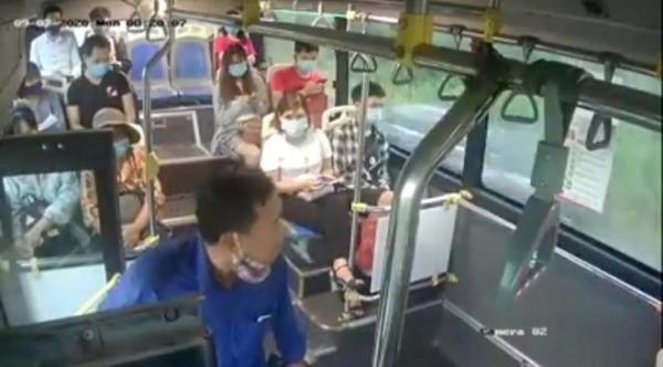 Nam hành khách chửi bới, nhổ nước bọt vào nhân viên bán vé xe buýt.