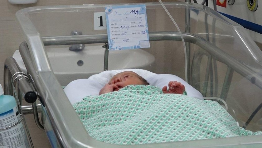 Bé sơ sinh bị bỏ rơi thời điểm điều trị tại Bệnh viện Xanh Pôn. Ảnh VietNamnet.